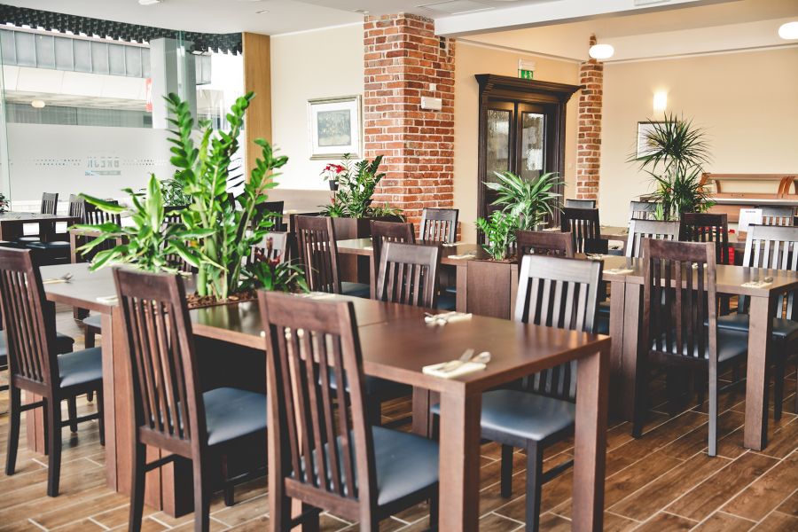 Originalni del restavracije Brejk - opečnati steber, lesene mize in domač karakter